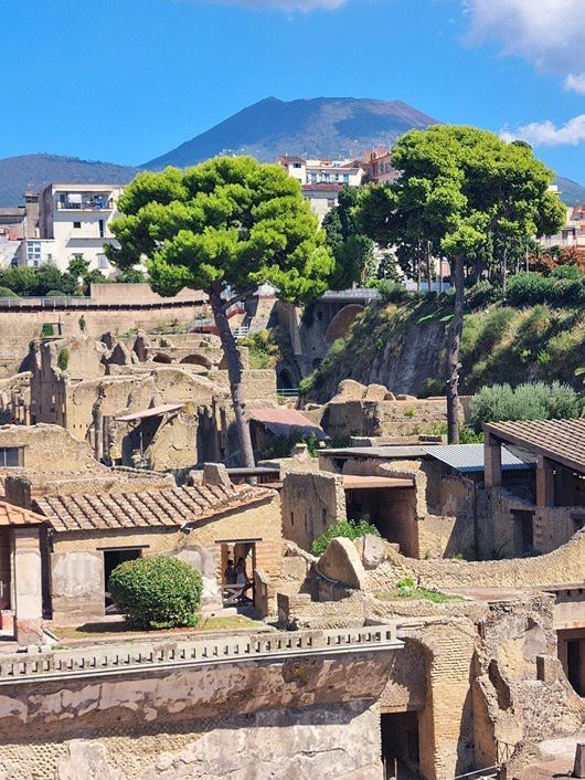 Vista general del yacimiento arqueológico de Herculano durante una visita con audioguía