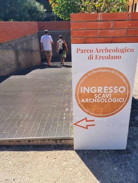 Zona de acceso al yacimiento arqueológico de Herculano para visitantes con entradas reservadas