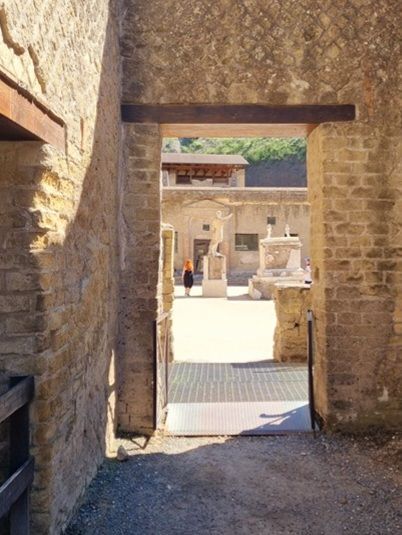 Terraza de Marco Nonio en Herculano durante un recorrido cultural