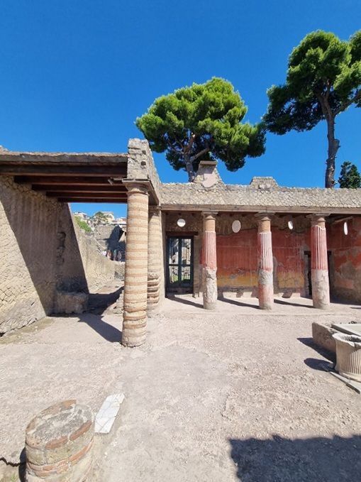Casa en Herculano con frescos y decoración romana: arquitectura doméstica y detalles artísticos