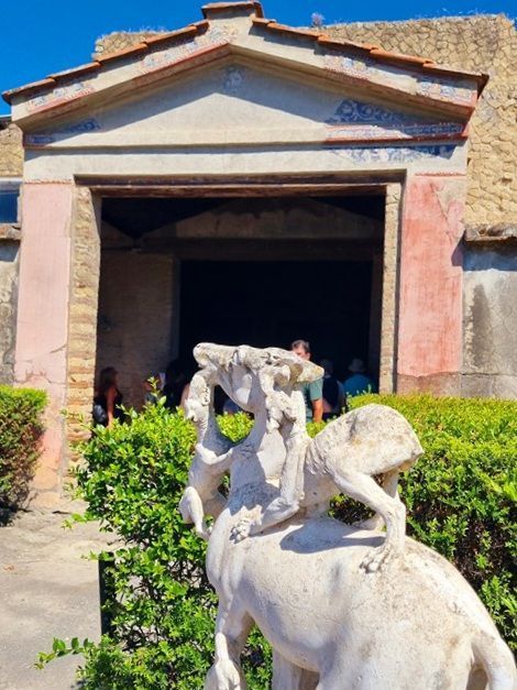 Casa de los Ciervos en Herculano: villa lujosa con terrazas y decoración romana