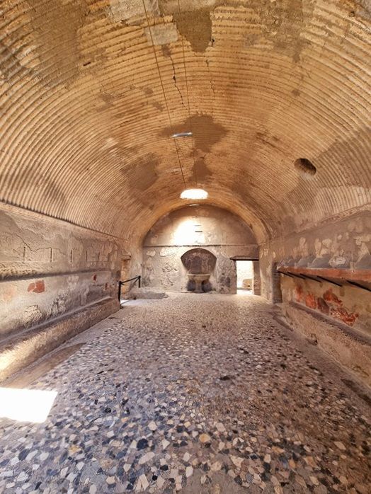Pasillos y salas interiores de las Termas Masculinas de Herculano con arquitectura abovedada romana