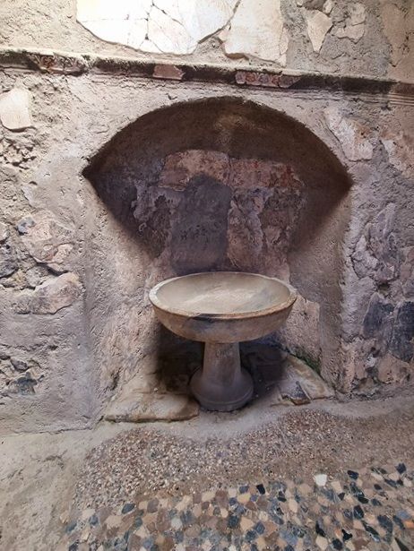 Frigidarium de las Termas Masculinas de Herculano con estanque circular y decoración en rojo