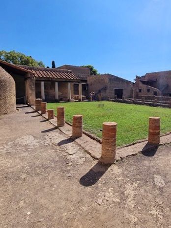 Zona de palestra en las Termas Masculinas de Herculano, espacio para ejercicios antes del baño