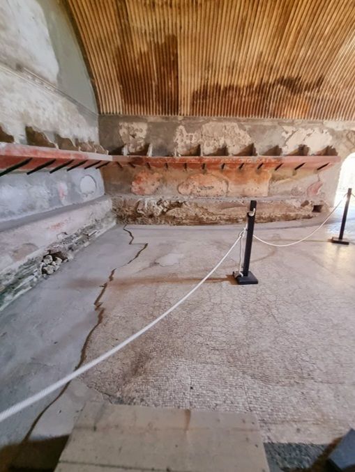 Apodyterium o vestuario de las Termas Masculinas en Herculano con nichos para ropa y techo abovedado