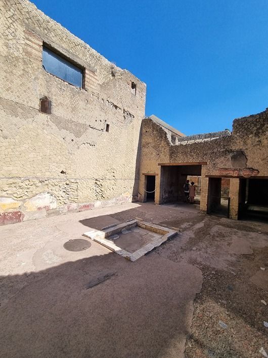 Decoración interior en la Casa de Neptuno y Anfitrite en Herculano: frescos y mosaicos