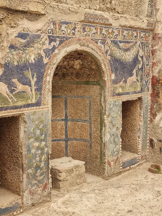 Detalle artístico en la Casa de Neptuno y Anfitrite: mosaicos de pasta de vidrio y decoración romana
