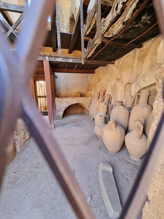 Los comercios de Herculano Los comercios de Herculano con mostradores y ánforas romanas conservadas