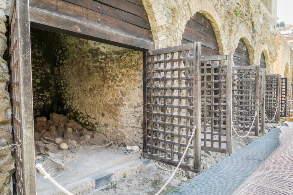 Recorrido por el yacimiento de Herculano hacia los fornices y la antigua zona costera romana