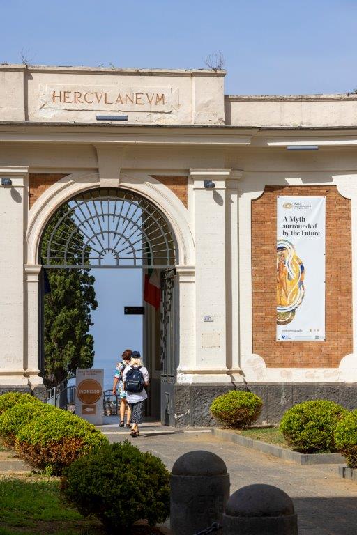 Entrada principal al Parque Arqueológico de Herculano para visitantes con entradas anticipadas