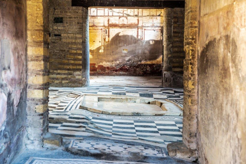 Casa del Atrio de mosaico en Herculano: suelos en blanco y negro y arquitectura doméstica romana