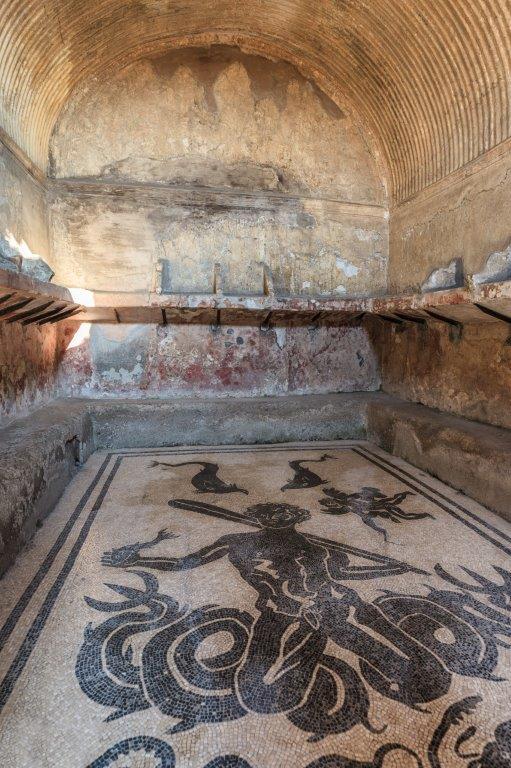 Termas romanas de Herculano, baños públicos con salas frías, templadas y calientes, y sistema de calefacción