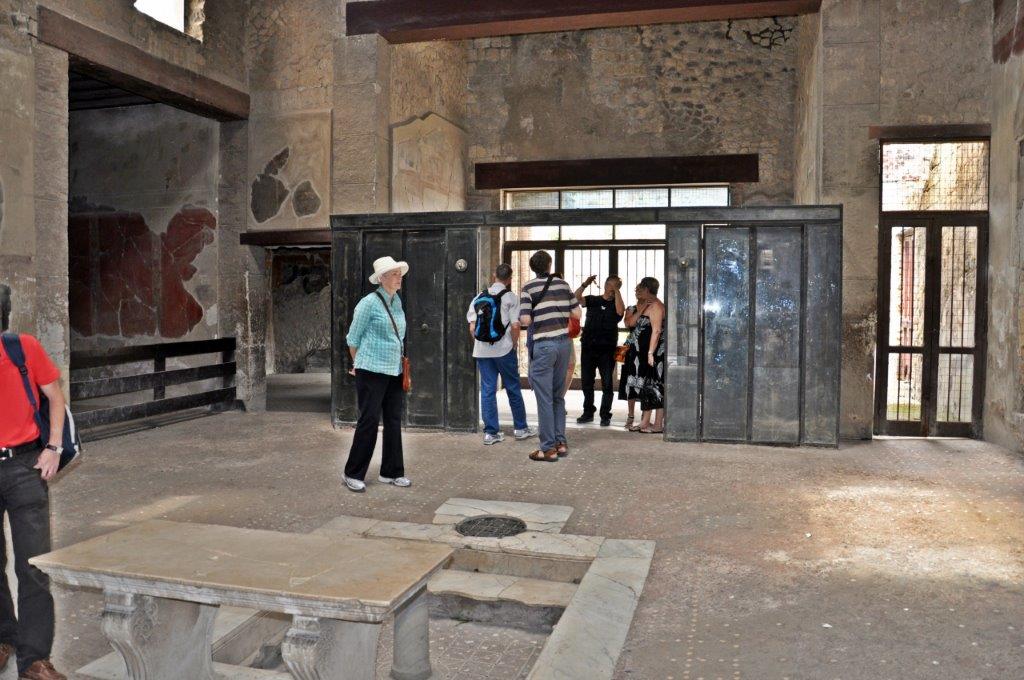 Puerta plegable de madera en Herculano: elemento original que separa atrio y tablinum
