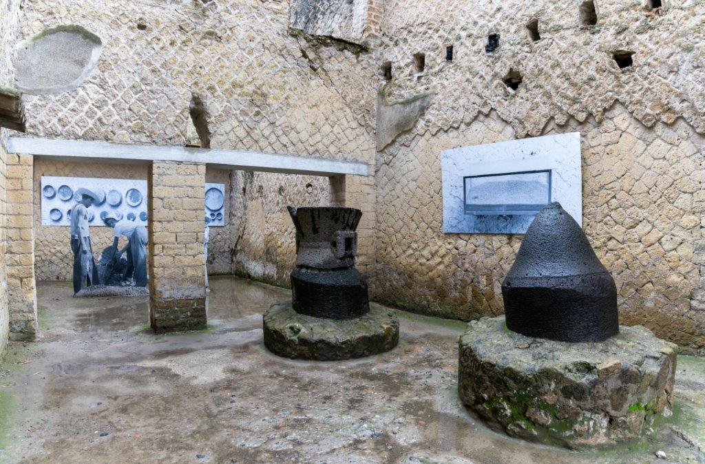 Panadería romana en Herculano con hornos y molinos de grano