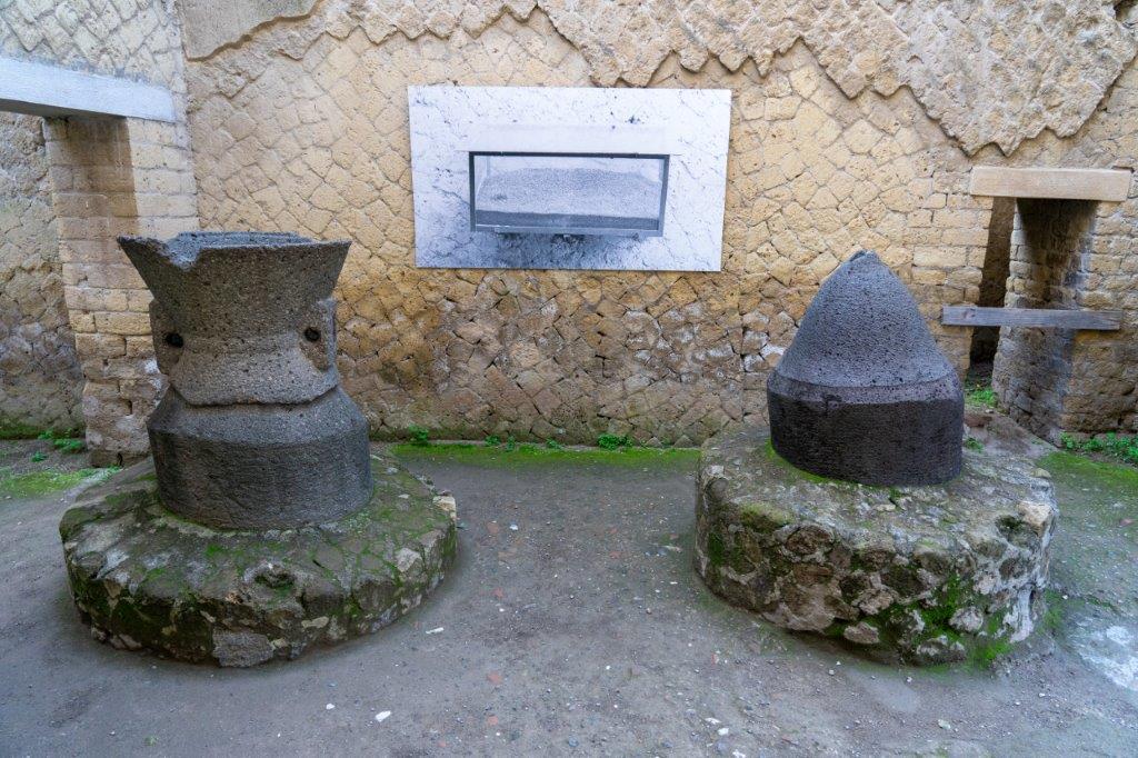 Horno de pan romano conservado en Herculano