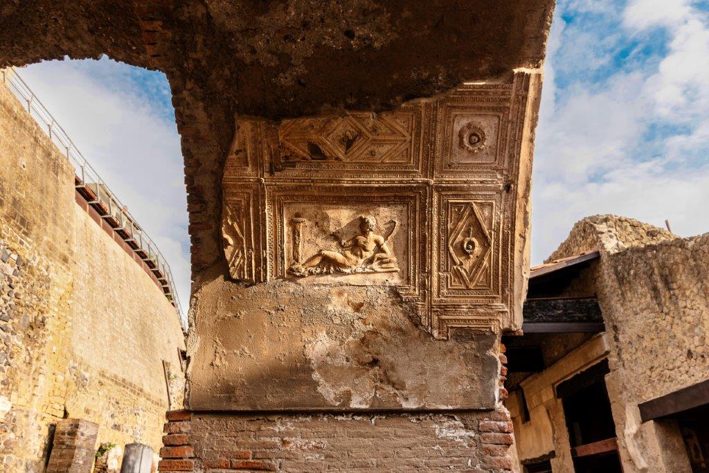 Restos arqueológicos de Herculano: frescos, mosaicos y estructuras romanas preservadas por ceniza volcánica