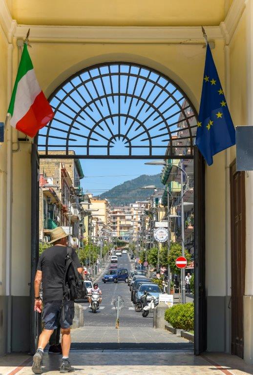 Acceso y salida del yacimiento arqueológico de Herculano en dirección a la estación Ercolano Scavi