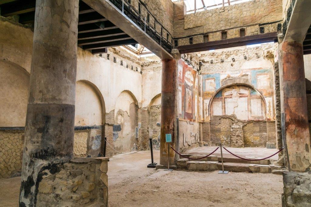 Sacello degli Augustali y pinturas relacionadas con el culto imperial en Herculano