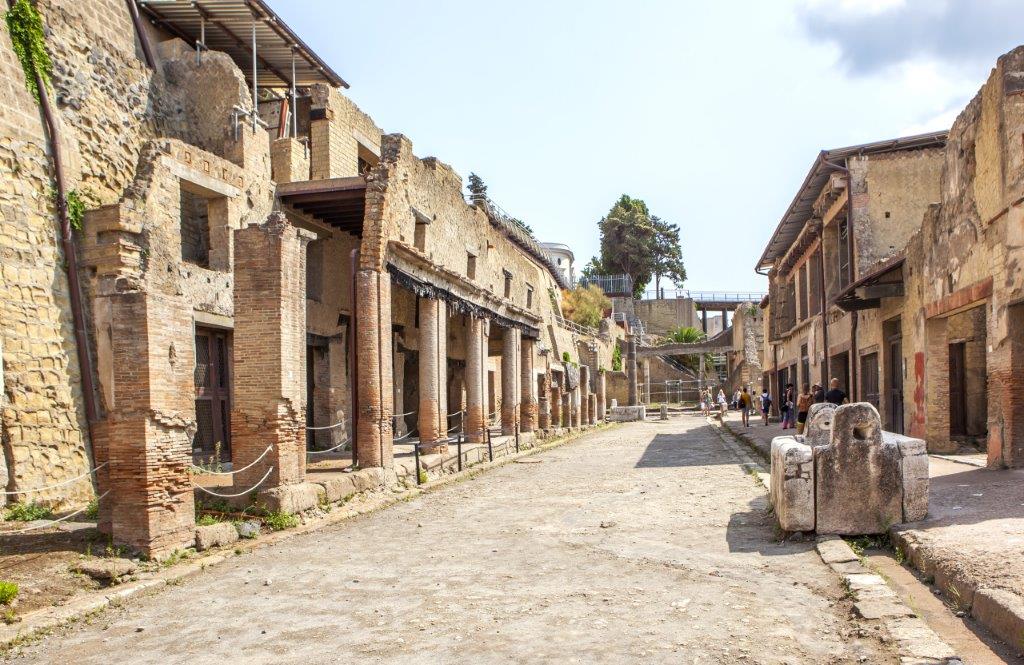 Decumanus Maximus, una de las calles principales de Herculano