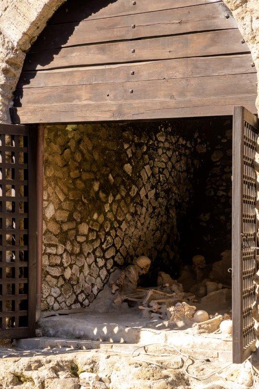 Vista arqueológica del yacimiento de Herculano y del contexto de los antiguos fornices portuarios
