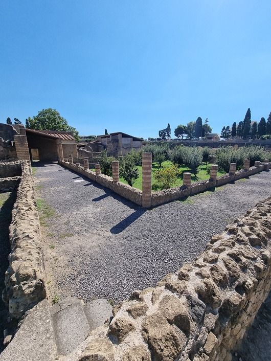 Panorámica de Herculano con el Vesubio al fondo, mostrando la extensión del yacimiento