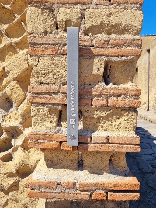 Thermopolium romano en Herculano con mostrador de piedra y jarras empotradas