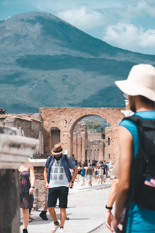 Vista de Pompeya con calles y edificios excavados en un yacimiento romano de gran extensión
